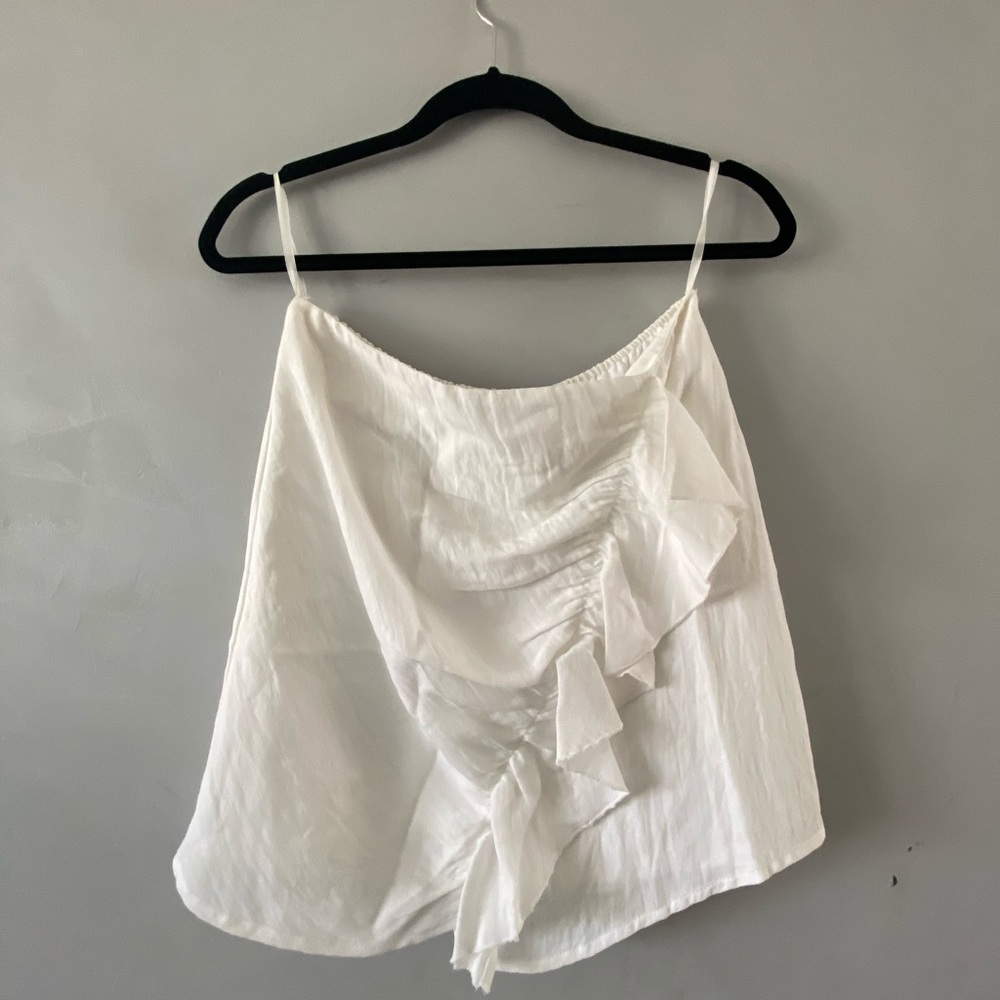 NEVER WORN. White Mini Skirt with Ruffle.